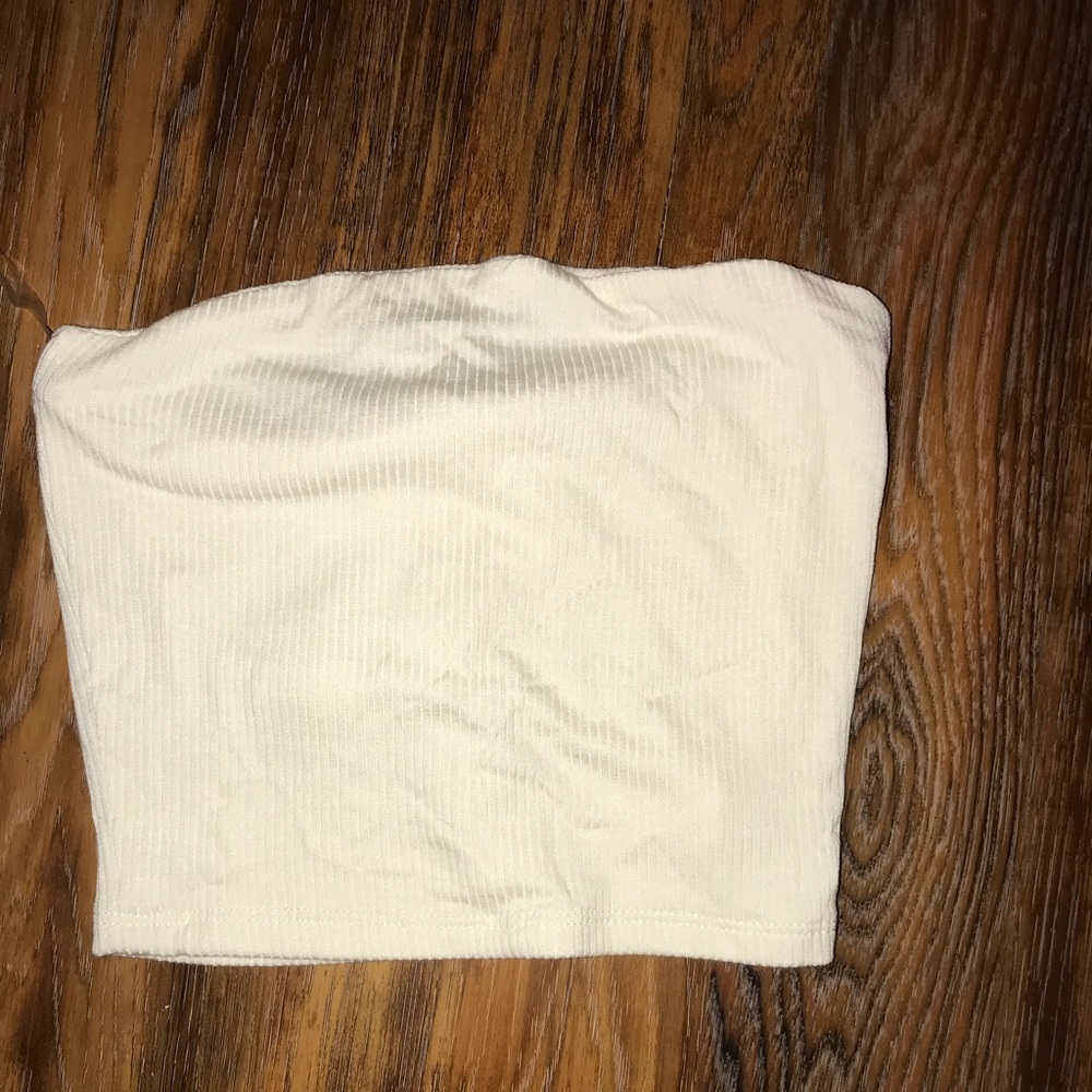 Nice fitting white crop top Great material